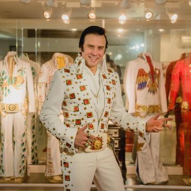 O colunista João Pulita e o fotógrafo Alex Battistel, invadiram a casa e o closet do farroupilhense Fabiano Feltrin, um dos mais famosos personificatores de Elvis Presley