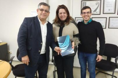 Deputado federal Nereu Crispim (PSL), vereador Rafael Bueno (PDT) e a diretora do Virvi Ramos, Cleciane Simsen. O vereador Rafael Bueno/PDT acompanhou o deputado federal Nereu Crispim/PSL em visitas aos hospitais Virvi Ramos e Geral na tarde desta sexta-feira (19). Nesta semana, o deputado já havia se comprometido a destinar R$ 250 mil para cada instituição e hoje anunciou que irá repassar mais R$ 300 mil para cada hospital, totalizando R$ 1,1 milhão em recursos. 