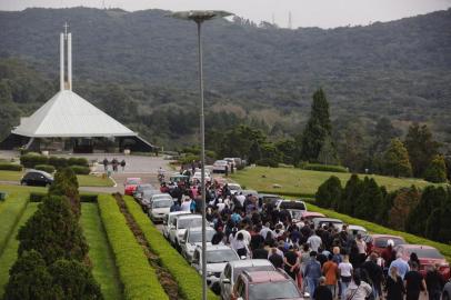  ***FOTOS EM BAIXA RESOLUÇÃO*** PORTO ALEGRE, RS, BRASIL - 22/07/2019 - Sepultamento do jogador do São José Wesley Sampaio no cemitério Jardim da Paz. (Fotos Mateus Bruxel / Agência RBS)