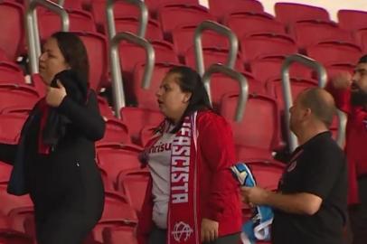 Torcedores do Inter hostilizam torcedora do Grêmio e filho no Beira-Rio.