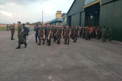 Militares partem de Santa Maria para o norte do país em ajuda humanitária