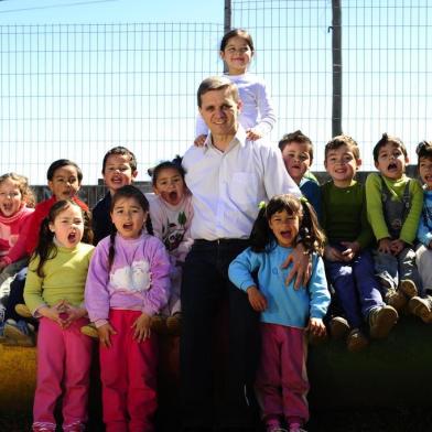  Projeto Mão Amiga: Frei Jaime Bettega idealizador do projeto.na foto o frei com as crianças da Escola de Educação Infantil Consolação. A escola é mantida pela Lefan.