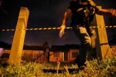  PORTO ALEGRE - BRASIL - Três pessoas são mortas dentro de casa no bairro Jardim Botânico, em Porto Alegre. (FOTO: LAURO ALVES)