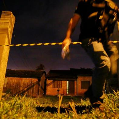  PORTO ALEGRE - BRASIL - Três pessoas são mortas dentro de casa no bairro Jardim Botânico, em Porto Alegre. (FOTO: LAURO ALVES)