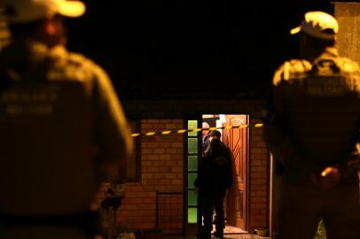  PORTO ALEGRE - BRASIL - Três pessoas são mortas dentro de casa no bairro Jardim Botânico, em Porto Alegre. (FOTO: LAURO ALVES)