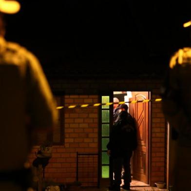  PORTO ALEGRE - BRASIL - Três pessoas são mortas dentro de casa no bairro Jardim Botânico, em Porto Alegre. (FOTO: LAURO ALVES)