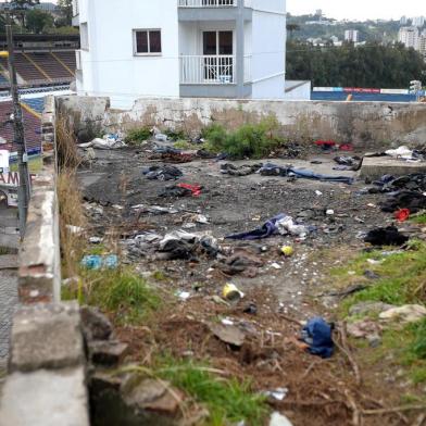  CAXIAS DO SUL, RS, BRASIL, 22/07/2019Ellen de Pontes Santos, de 18 anos, foi encontrada carbonizada, na noite deste domingo (21), em Caxias do Sul. O corpo estava dentro de uma das salas no prédio do antigo INSS, na Rua Pinheiro Machado, no bairro São Pelegrino, em Caxias do Sul. Ellen foi identificada pela irmã dela, uma jovem de 20 anos.(Lucas Amorelli/Agência RBS)