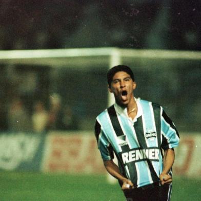 Jogador Jardel (E) do Grêmio e Cléber (d)  do Palmeiras, em jogo pela Copa Libertadores da América . Partida entre Palmeiras x Grêmio, na quel o Grêmio venceu por 5 x 0.Envelope: 153315