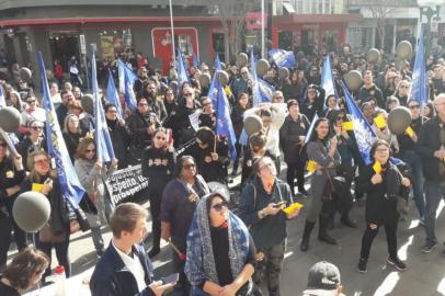 protesto de servidores em frente à prefeitura 