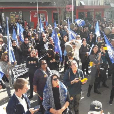 protesto de servidores em frente à prefeitura 