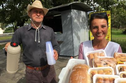 Há cerca de um ano, o casal Andrea Cleff, 50 anos e Waldir Ferri, 64, vende um verdadeiro café da manhã na sinaleira da Avenida Érico Veríssimo, em Porto Alegre.