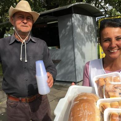 Há cerca de um ano, o casal Andrea Cleff, 50 anos e Waldir Ferri, 64, vende um verdadeiro café da manhã na sinaleira da Avenida Érico Veríssimo, em Porto Alegre.