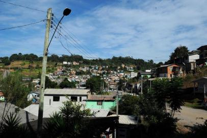  CAXIAS DO SUL, RS, BRASIL 02/04/2019Moradores da Rua Maria Demori Mazochi, loteamento Glória, em Caxias do Sul, temem que a rede elétrica, que passa por cima das casas, cause uma tragédia. (Felipe Nyland/Agência RBS)