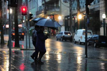  CAXIAS DO SUL, RS, BRASIL, 30/06/2019. Tarde de chuva em Caxias do Sul. Previsão para muito frio nessa semana e temperaturas próximo de 2° na sexta-feira. (Porthus Junior/Agência RBS)