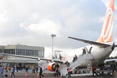  CAXIAS DO SUL, RS, BRASIL (01/07/2015) Aeroporto Hugo Cantergiani. Reportagem verifiza situação da chegada de passageiros, ponto de táxi e estacionamento em obras.   (Roni Rigon/Pioneiro)