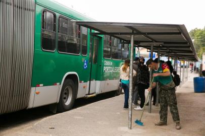  PORTO ALEGRE, RS, BRASIL, 17-07-2019.Terminal da Lomba do Pinheiro (Rua Derly Ferreira de Paula, 232).  Blitz em  terminais e paradas de ônibus da capital.  (FOTO ANDRÉA GRAIZ/AGÊNCIA RBS).Indexador: Andrea Graiz