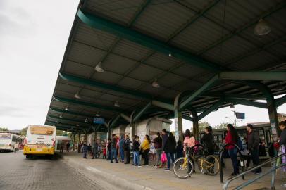  PORTO ALEGRE, RS, BRASIL, 17-07-2019.Terminal da Restinga Nova (Avenida Nilo Wullf, 960).  Blitz em  terminais e paradas de ônibus da capital.  (FOTO ANDRÉA GRAIZ/AGÊNCIA RBS).Indexador: Andrea Graiz