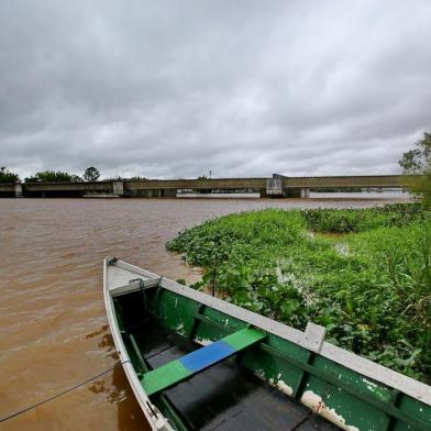  PORTO ALEGRE - BRASIL - Trecho da nova ponte do Guaíba foi construído mais baixo do que determinam normas técnicas (FOTO: LAURO ALVES)