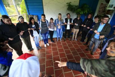 CANELA, RS, BRASIL - 2019.06.19 - Através de trilhas de interpretação multissensoriais e palestras educacionaism o objetivo de professores e alunos da Universidade Estadual do Rio Grande do Sul (Uergs) na FLoresta Nacional (Flona) de Canela é a instrução de mais educadores do município, com foco na preservação da floresta de araucária, para que disseminem a educação ambiental. (Foto: ANDRÉ ÁVILA/ Agência RBS)