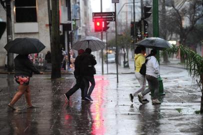  CAXIAS DO SUL, RS, BRASIL, 30/06/2019. Tarde de chuva em Caxias do Sul. Previsão para muito frio nessa semana e temperaturas próximo de 2° na sexta-feira. (Porthus Junior/Agência RBS)