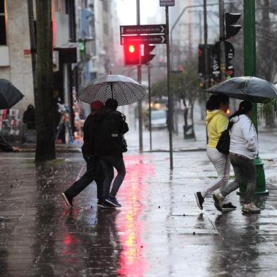  CAXIAS DO SUL, RS, BRASIL, 30/06/2019. Tarde de chuva em Caxias do Sul. Previsão para muito frio nessa semana e temperaturas próximo de 2° na sexta-feira. (Porthus Junior/Agência RBS)