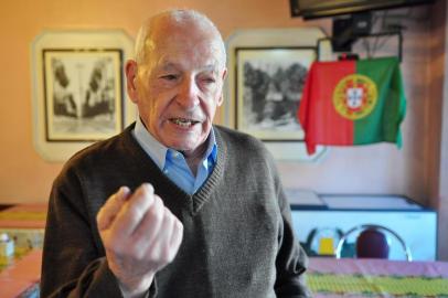  PORTO ALEGRE, RS, BRASIL, 14/6/2012 - Mário Fernandes, português dono do bar Marius, continua na ativa com 90 anos  (Foto: Lívia Stumpf / Diário Gaúcho / Especial)