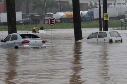 Fortes chuvas no Grande Recife***FOTO EMBARGADA PARA O ESTADO DE PE*** RECIFE, PE, 24.07.2019: CHUVA-PE - Fortes chuvas no Grande Recife - Pelo menos cinco pessoas morreram em deslizamentos após as fortes chuvas que atingiram a região metropolitana do Recife entre a noite de teça-feira (23) e a madrugada desta quarta (24). O Corpo de Bombeiros de Pernambuco confirmou três vítimas fatais no bairro Dois Unidos, no Recife, e duas mortes em Águas Compridas e na Estrada do Passarinho, em Olinda. (Foto: Bobby Fabisak/JC Imagem/Folhapress)