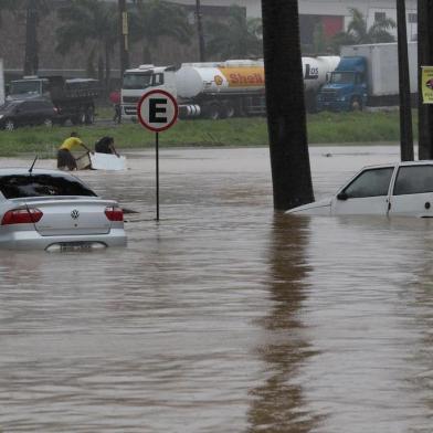 Fortes chuvas no Grande Recife***FOTO EMBARGADA PARA O ESTADO DE PE*** RECIFE, PE, 24.07.2019: CHUVA-PE - Fortes chuvas no Grande Recife - Pelo menos cinco pessoas morreram em deslizamentos após as fortes chuvas que atingiram a região metropolitana do Recife entre a noite de teça-feira (23) e a madrugada desta quarta (24). O Corpo de Bombeiros de Pernambuco confirmou três vítimas fatais no bairro Dois Unidos, no Recife, e duas mortes em Águas Compridas e na Estrada do Passarinho, em Olinda. (Foto: Bobby Fabisak/JC Imagem/Folhapress)