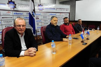 CAXIAS DO SUL, RS, BRASIL, 25/06/2019. Coletiva do prisidente da SER Caxias, após anúncio da demissão do técnico Pinga, na tarde desta terça-feira. Da E p/ D: Na foto 1º vice-presidente do Caxias, Valmor Francisco Miola, presidente Vitacir Pellin, presidente do conselho deliberativo, Ronaldo Gil e José Caetano Setti (vice de futebol). (Porthus Junior/Agência RBS)