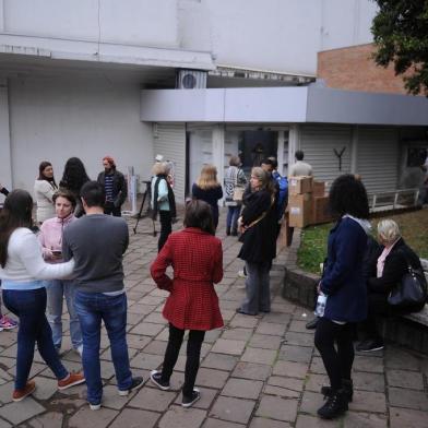  CAXIAS DO SUL,S RS, BRASIL, 24/07/2019 -  Comoção na Banca de revistas da Praça João Pessoa, em São Pelegrino, quando funcionários removiam material e móveis, preparando o local para fechar as portas. Os proprietários das quatro bancas de revista localizadas em espaços públicos de Caxias do Sul deverão cumprir a notificação da prefeitura e deixar os espaços até as 16h desta quarta-feira (24). NA FOTO: banca da Praça João Pessoa. (Marcelo Casagrande/Agência RBS)