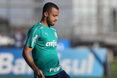 O jogador Arthur Cabral, da SE Palmeiras, durante treinamento, no CT do GrÃªmio.