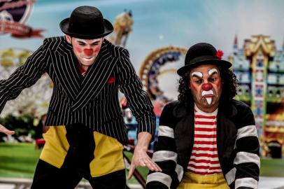 Janio Nunes e Paulo Macedo apresentam a peça teatral de rua Cadê o Circo - Cia de Garagem