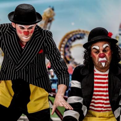 Janio Nunes e Paulo Macedo apresentam a peça teatral de rua Cadê o Circo - Cia de Garagem