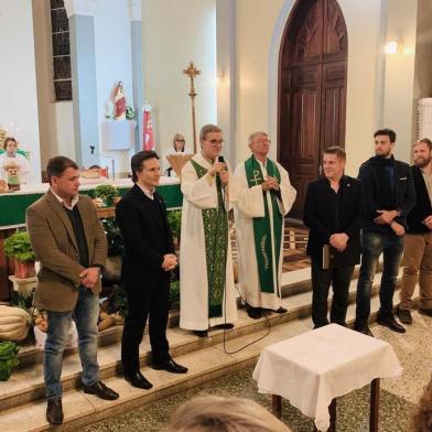 Prefeito Daniel Guerra assina ordem de início de asfaltamento da Estrada Patrício Pasquali, que liga os distritos de Fazenda Souza e Vila Seca. O ato ocorreu durante a abertura do 1º Partito de La Colonia, na Igreja Matriz de Fazenda Souza.