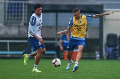 Zagueiro Rodrigues e o atacante Luan do Grêmio