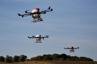 SkyDrones testa drones de pulverização que operam de modo coletivo