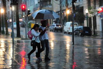  CAXIAS DO SUL, RS, BRASIL, 30/06/2019. Tarde de chuva em Caxias do Sul. Previsão para muito frio nessa semana e temperaturas próximo de 2° na sexta-feira. (Porthus Junior/Agência RBS)