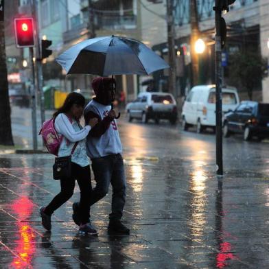  CAXIAS DO SUL, RS, BRASIL, 30/06/2019. Tarde de chuva em Caxias do Sul. Previsão para muito frio nessa semana e temperaturas próximo de 2° na sexta-feira. (Porthus Junior/Agência RBS)