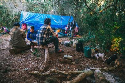  PORTO ALEGRE, RS, BRASIL, 20/06/2018 : A área ocupada por eles fica na antiga Fazenda Arado Velho, na região conhecida como Ponta do Arado. A orla já é reconhecida como área de preservação, mas a parte de matas é de propriedade privada. (Omar Freitas/Agência RBS)