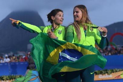  SAILING-OLY-2016-RIOGold medallists Brazils Martine Grael and Brazils Kahena Kunze celebrate on the podium of the 49er FX Women medal race at Marina da Gloria during the Rio 2016 Olympic Games in Rio de Janeiro on August 18, 2016. WILLIAM WEST / AFPEditoria: SPOLocal: Rio de JaneiroIndexador: WILLIAM WESTSecao: sailingFonte: AFPFotógrafo: STF