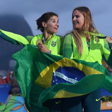  SAILING-OLY-2016-RIOGold medallists Brazil's Martine Grael and Brazil's Kahena Kunze celebrate on the podium of the 49er FX Women medal race at Marina da Gloria during the Rio 2016 Olympic Games in Rio de Janeiro on August 18, 2016. WILLIAM WEST / AFPEditoria: SPOLocal: Rio de JaneiroIndexador: WILLIAM WESTSecao: sailingFonte: AFPFotógrafo: STF