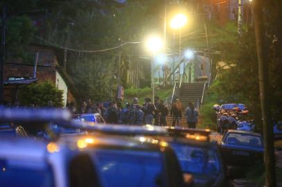  PORTO ALEGRE-RS- BRASIL 25/07/2019-  Policiais militares estão ocupando o morro do bairro Cascata, na Zona Sul, após relatos de intensos tiroteios entre criminosos do local.  FOTO ANDRÉ ÁVILA/ AGRBS