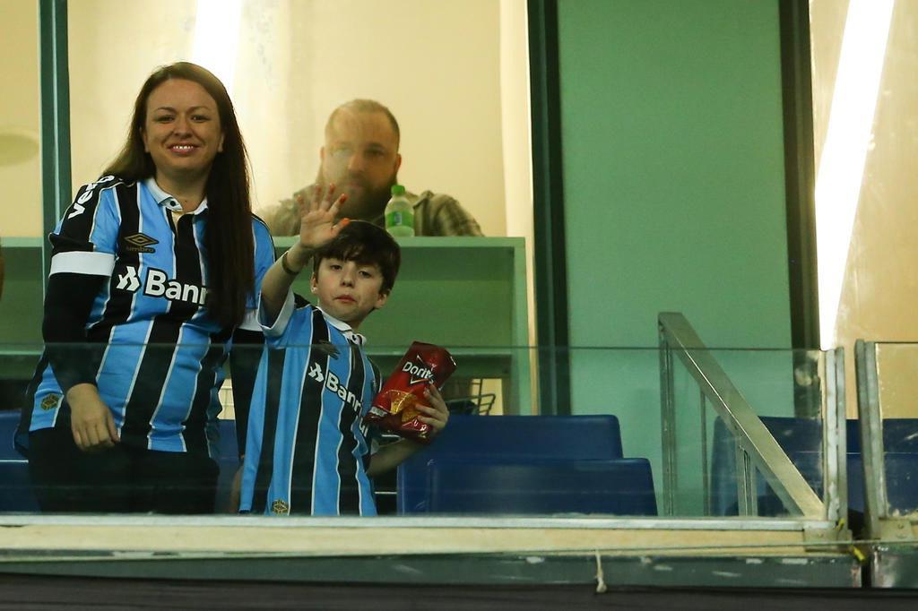 Fé Tricolor. Pequeno Romero, filho de cônsul do Grêmio, recebe 1º batismo  na capela da Arena - Notícias - Terceiro Tempo