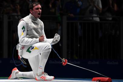 Brazils Guilherme Toldo celebrates winning against Japans Yuki Ota in their men¿s individual foil qualifying bout as part of the fencing event of the Rio 2016 Olympic Games, on August 7, 2016, at the Carioca Arena 3, in Rio de Janeiro. Kirill KUDRYAVTSEV / AFP