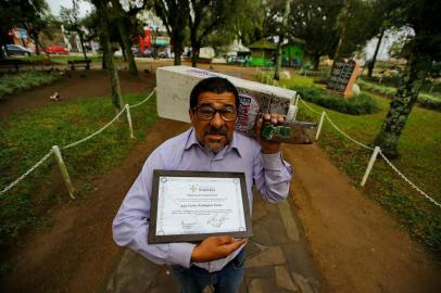  VIAMÃO - BRASIL - Farias, engraxate há 26 anos, foi homenageado na Câmara de Vereadores de Viamão semana passada. Ele é o único engraxate do município e uma figura conhecida na comunidade. (FOTO: LAURO ALVES)