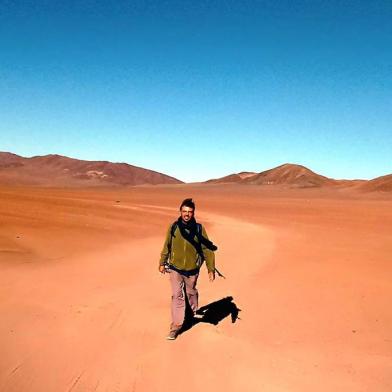 Frei Marcelo Monti, no deserto do Atacama, no Chile, um dos maiores desafios da viagem no primeiro ano. Passou por trechos de quase 300 km sem encontrar nenhum comércio ou hospedaria - foto de 14/4/2019. O frei está realizando o Caminho de Aline, uma volta ao mundo a pé pela vida e contra a Aids. A caminhada completará um ano em agosto e deverá seguir até 2028.