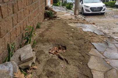 Esgoto na Rua Senador Aníbal Di Primio Beck, no bairro Boa Vista, foi tapado com areia pela prefeitura.