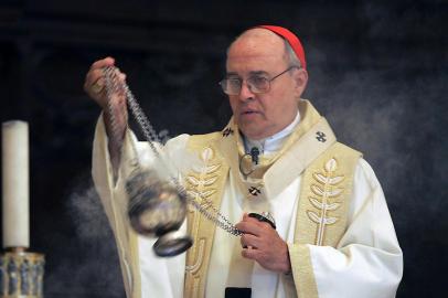  (FILES) In this file picture taken on August 6, 2006 Cuban cardinal Jaime Ortega officiates mass in Havana, for the health of President Fidel Castro and for God to illuminate those who have been temporarily handed the responsability to govern. - Cardinal Ortega, the Catholic churchs top official in Havana and a promoter of closer ties with the United States in the post-Cold War life, died on July 26, 2019 aged 82. (Photo by Adalberto ROQUE / AFP)Editoria: RELLocal: HavanaIndexador: ADALBERTO ROQUESecao: belief (Faith)Fonte: AFPFotógrafo: STF