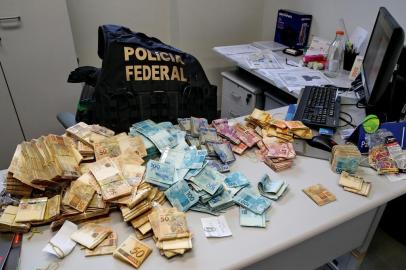  A Polícia Federal (PF) e a Receita Federal cumpriram, na manhã desta terça-feira (21), 10 mandados de prisão preventiva e 25 de busca e apreensão em cinco cidades gaúchas e em Santa Catarina e São Paulo. A chamada Operação Egypto investiga a Indeal, com sede em Novo Hamburgo, que atua sem autorização do Banco Central.