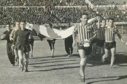 #PÁGINA:12O time entrando em campo para um amistoso contra o Uruguai, no estádio Centenário de Montevidéu, é o saudoso Grêmio Esportivo Renner, equipe de futebol de Porto Alegre fundada por descendentes de alemães. Fonte: Divulgação Fotógrafo: Estação Elétrica